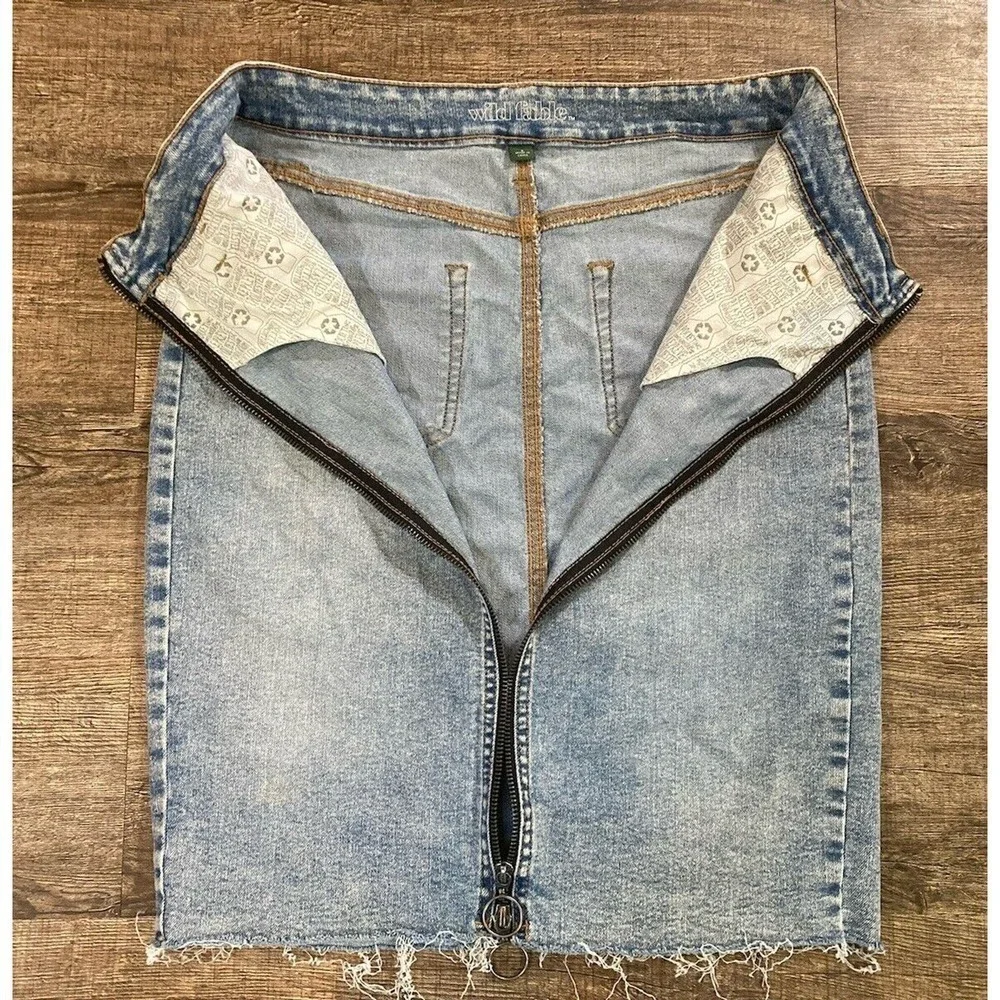 Wild Fable Women's Denim Blue Jean Front Zip Skirt Raw Hem Retro 90’s Size 6 - Picture 4 of 8